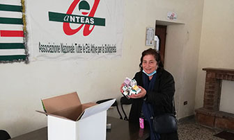 foto raccolta farmaci per l'Ucraina