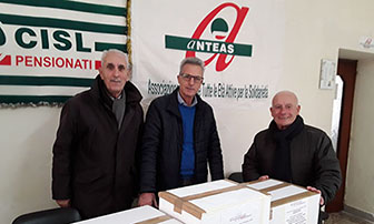 foto raccolta farmaci per l'Ucraina